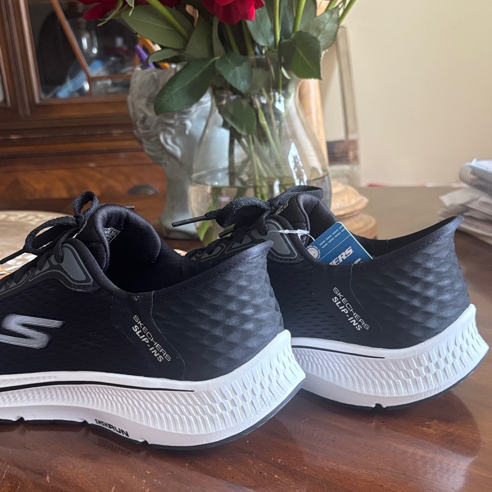 Skechers Black and White Mesh Slip-in Sneakers 9.5 - Picture 8 of 9